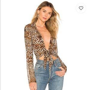 Front tie top in leopard print